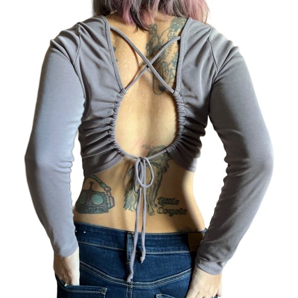 Women's Cropped Long Sleeve Open Back Rib Knit Size M Medium Gray Beige Crop Top - Picture 7 of 13